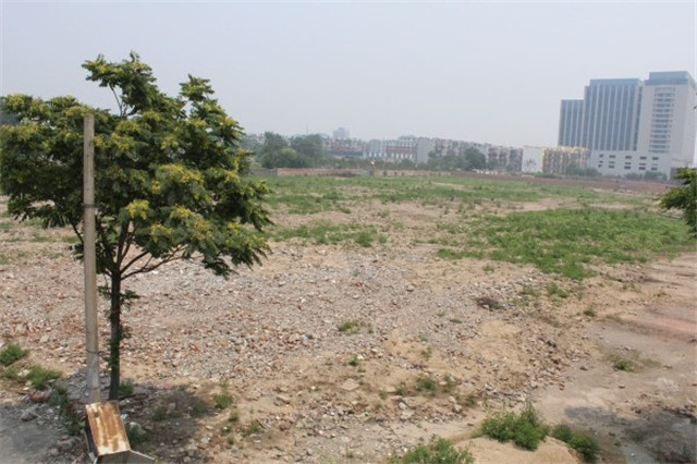 丰台区花乡夏家胡同R2二类居住用地现状，面积很大，周围全是高高的围墙.jpg